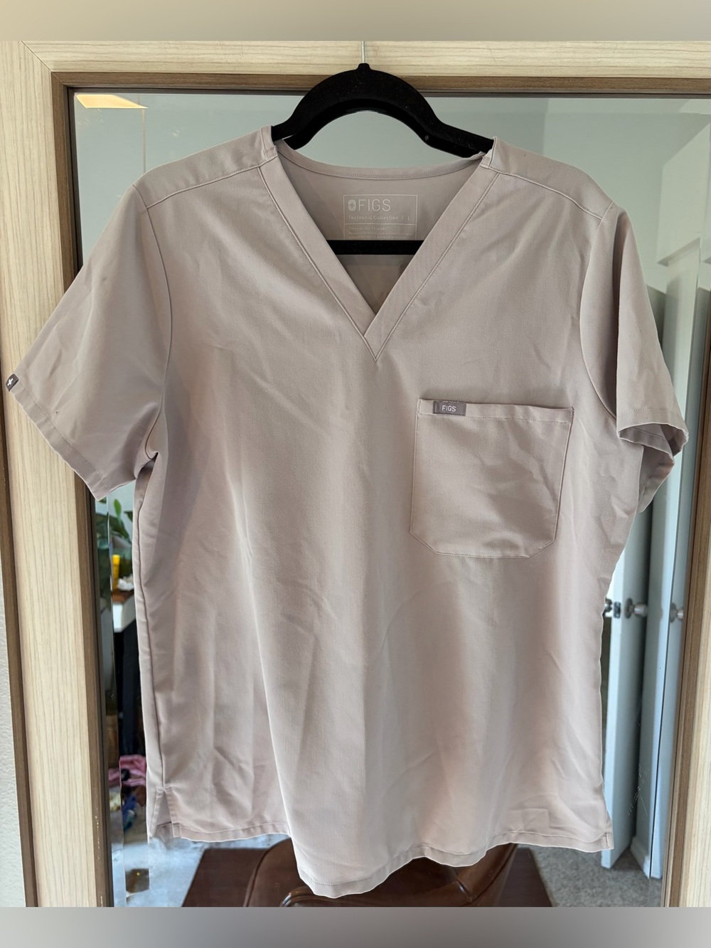 This FIGS Women's Catarina One Pocket Scrub Top in Light Grey size Large *flaw*
